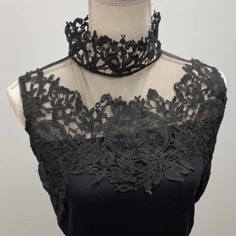NWOT Gorgeous neckline sleeveless top